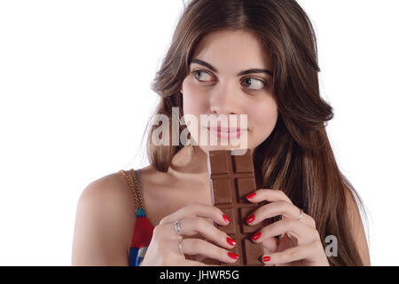 Nahaufnahme von eine junge schöne Frau, die Schokolade zu essen. Isolierten weißen Hintergrund. Stockfoto