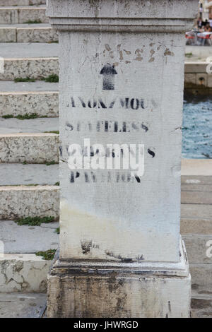 Graffiti auf der Brücke. Anonyme Staatenlose Einwanderer Pavillion. Venedig. Italien Stockfoto