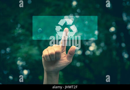 Hand drücken der Schaltfläche "Ökologie Schnittstelle mit Pfeil-recycling. Hand drücken recycling-Symbol auf der Schaltfläche "Touch-Screen. Umweltkonzept recyceln. Stockfoto