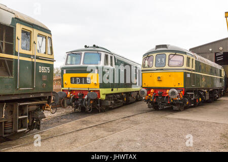 Drei der 1960er Jahre zu entwerfen, BR Diesel elektrische & hydraulischen Diesellokomotiven D6575, D6566 & D7017 Williton Diesel Depot, West Somerset Railway, England, UK Stockfoto