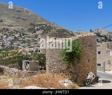 Symi-Insel, Süd Ägäis, Griechenland - die Überreste der Hügel Windmühlen in der Nähe der alten Gebäude, bekannt als Pontikokastro, über Chorio Stockfoto