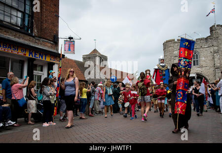 Canterbury, Kent, Vereinigtes Königreich - 8. Juli 2017: Menschen, die bei der jährlichen traditionellen historischen mittelalterlichen Parade an der Stadt von Canterbury in Kent paradieren Stockfoto