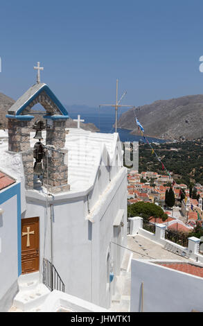 Symi-Insel, Süd Ägäis, Griechenland - einer der vielen schönen Kirchen in Chorio, Symi Oberstadt, hier mit Blick auf Ferne Pedi Bucht Stockfoto