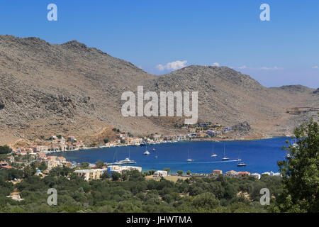 Symi Insel, Süd Ägäis, Griechenland - die Aussicht auf Pedi Bucht von Drakos, die Reste einer alten Festung in den Bergen Stockfoto