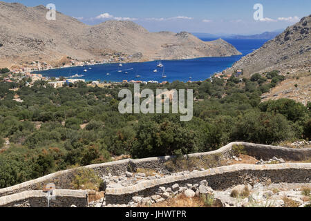 Symi Insel, Süd Ägäis, Griechenland - die Aussicht auf Pedi Bucht von Drakos, die Reste einer alten Festung in den Bergen Stockfoto