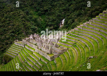 Die Inkaruinen von Winay Wayna entlang des Inka-Trail nach Machu Picchu in Peru; Konzept für eine Reise nach Peru Stockfoto