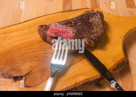 Maminha de Alcatra Steak zubereitet Medium selten auf hölzernen Hintergrund Stockfoto