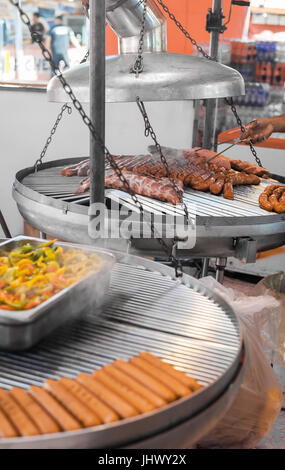 Wurst-Partei. Einen großen Grill im Freien. BBQ Grill Essen. Großen gebratenes Schweinefleisch. Fleisch vom Grill Essen. Speiselokal, Fast-Food. Leckeren Snack, Würstchen. Stockfoto