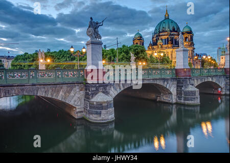 Die Kathedrale und der Schlossbruecke in Berlin in der Dämmerung Stockfoto