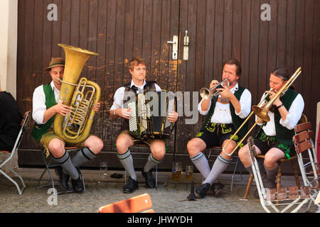 Traditionelle bayerische Oompah Band spielt auf dem Hofbräuhaus Bier Garten, München, Bayern, Deutschland Stockfoto