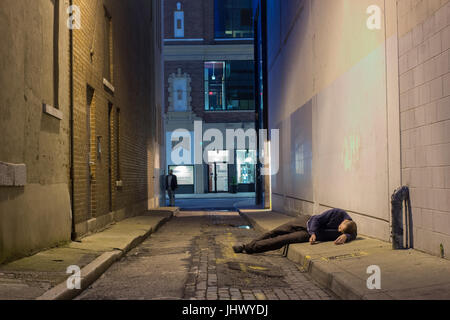 Mann in einer dunklen Gasse wird getrunken zu werden, verloren gehen oder braucht Hilfe. Stockfoto