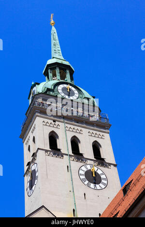 Touristen genießen die Aussicht vom Turm der Peterskirche, München, Bayern, Deutschland Stockfoto