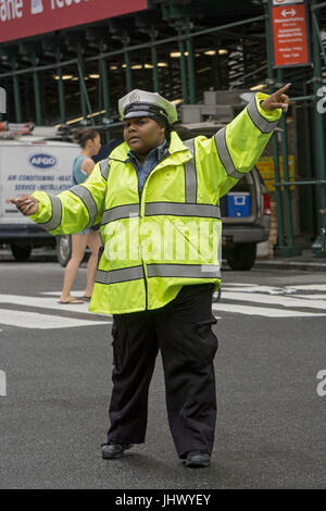 Weibliche New York City Traffic Enforcement Officer Regie Autos am East 34th Street und Park Avenue in New York City. Stockfoto