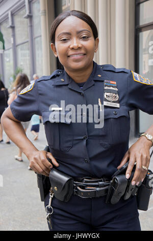 Porträt einer schönen New York City Polizistin bei einem Straßenfest am Astor Place in Greenwich Village, New York City. Stockfoto