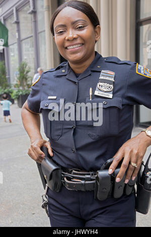 Porträt einer schönen New York City Polizistin bei einem Straßenfest am Astor Place in Greenwich Village, New York City. Stockfoto