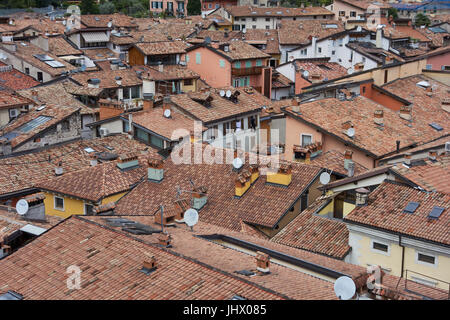 Gekachelte Rooftpos vom Glockenturm. Riva Del Garda. Italien Stockfoto