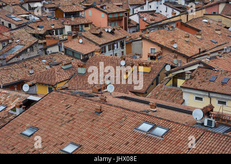 Gekachelte Rooftpos vom Glockenturm. Riva Del Garda. Italien Stockfoto