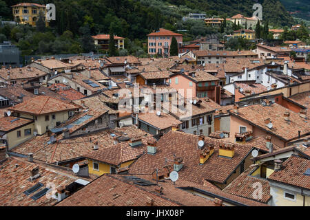 Gekachelte Rooftpos vom Glockenturm. Riva Del Garda. Italien Stockfoto