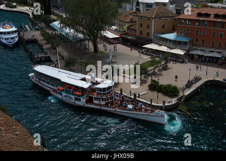 Paddel-Fähre im Hafen von Riva Del Garda. Am Gardasee. Italien Stockfoto