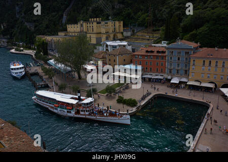 Paddel-Fähre im Hafen von Riva Del Garda. Am Gardasee. Italien Stockfoto