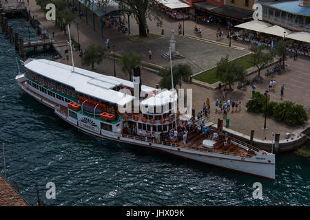 Paddel-Fähre im Hafen von Riva Del Garda. Am Gardasee. Italien Stockfoto