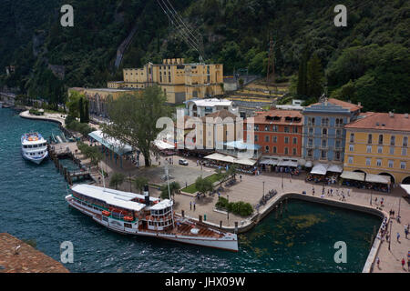 Paddel-Fähre im Hafen von Riva Del Garda. Am Gardasee. Italien Stockfoto