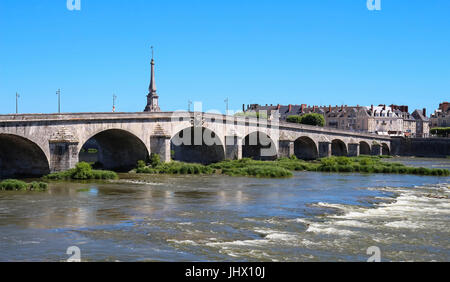 Die Jacques-Gabriel-Brücke in Blois, Frankreich. Stockfoto