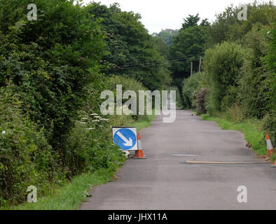 Juli 2017 - EINE kleine Landstraße mit einem Straßenbauschild im ländlichen Somerset. Stockfoto