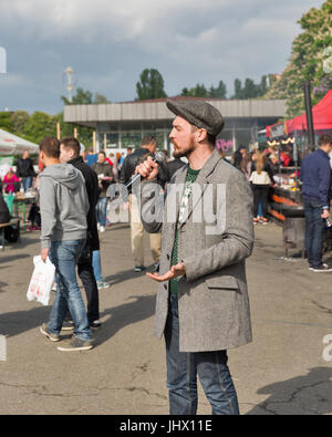 Kiew, UKRAINE - 14. Mai 2017: Sprecher der ukrainischen Weingut Inkerman bietet Präsentation auf Kiew Food and Wine Festival in nationalen Expocenter, eine Dauerwelle Stockfoto