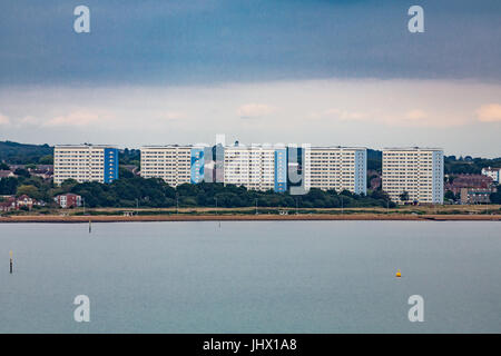 Fünf identische Condo Gebäude an der Küste Englands in der Nähe von Southhampton Stockfoto