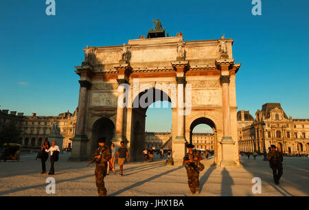 Der Arc de Triomphe du Carrousel und militärische Patrouille im Einsatz, Paris, Frankreich. Stockfoto