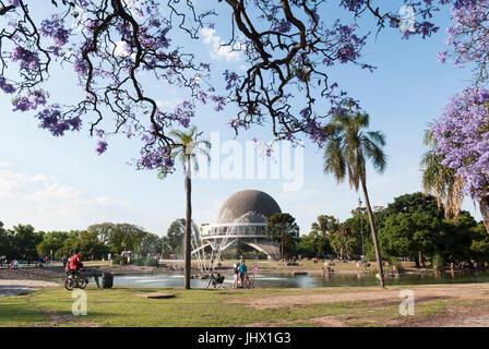 Buenos Aires, Argentinien, im Frühling. Buenos Aires-Planetarium und Jacaranda-Bäume in voller Blüte. Planetario Galileo Galilei, Lagos de Palermo Stockfoto