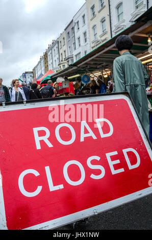 Portobello Road ist für den Verkehr, da es sich um Markttag geschlossen. Stockfoto