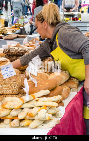 Ein Marktstand, frisches Brot verkauft. Stockfoto