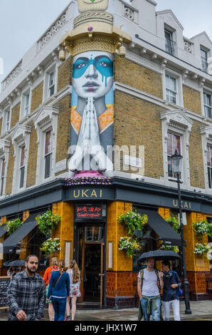 UKAI ist ein Gastro-Pub an der Ecke der Portobello Road und Lancaster Road in Notting Hill, London. Stockfoto