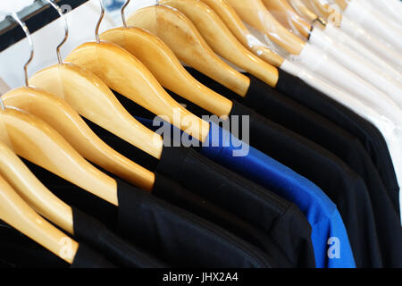 Vielzahl von Hemden hängen Rack im store Stockfoto