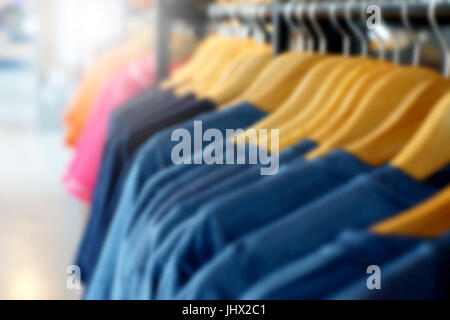 unscharfen Foto t-Shirts hängen Rack im store Stockfoto