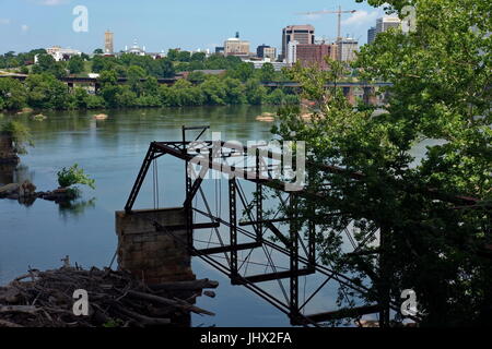 Blick auf den James River von einer verlassenen Brücke auf Belle Isle - Richmond, Virginia. Stockfoto