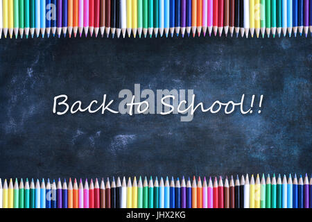 Schule-Tafel oder Tafel und Buntstifte mit Back to School-Text. Stockfoto