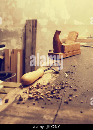 Hölzerne Arbeitskraft Tools auf einer alten Werkbank in einer Tischlerei Stockfoto