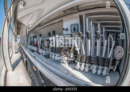 Kesselwagen und Füllung bis zum LKW Stockfoto