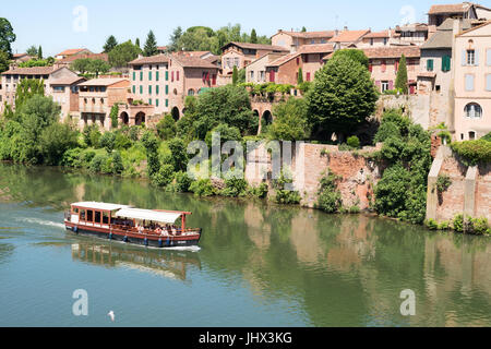 Touristen, eine Kreuzfahrt auf dem Fluss Tarn in Albi, Frankreich Stockfoto