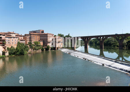 Das Wehr über den Fluss Tarn in Albi mit dem Mercure Hotel am Ende der Brücke, Frankreich Stockfoto