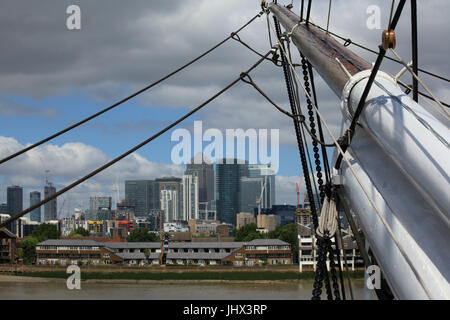 Docklands, London - 12. Juli 2017, Canary Wharf Gebäude gesehen von der Cutty Sark, Greenwich über die Themse Stockfoto