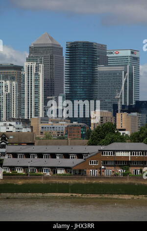 Docklands, London - 12. Juli 2017, Canary Wharf Gebäude über die Themse von Greenwich betrachtet Stockfoto