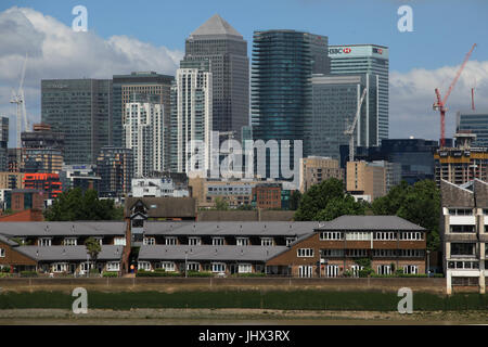 Docklands, London - 12. Juli 2017, Canary Wharf Gebäude über die Themse von Greenwich betrachtet Stockfoto