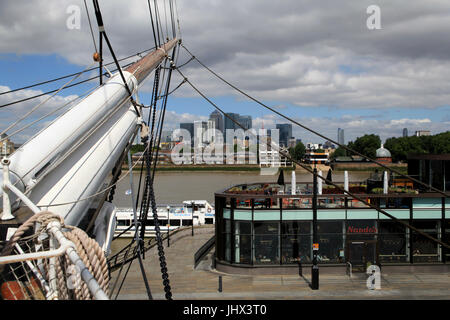 Docklands, London - 12. Juli 2017, Canary Wharf Gebäude gesehen von der Cutty Sark, Greenwich über die Themse Stockfoto