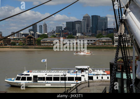 Docklands, London - 12. Juli 2017, Canary Wharf Gebäude gesehen von der Cutty Sark, Greenwich über die Themse Stockfoto