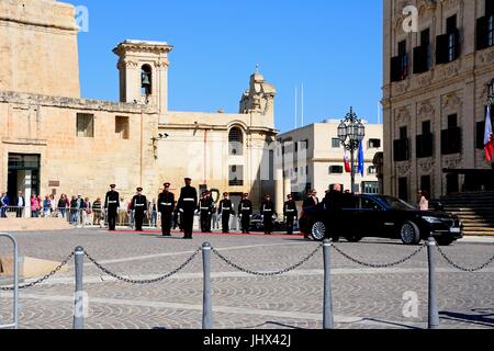 Politiker, die Ankunft in einer Limousine in der Auberge de Castille für eine EU-Konferenz mit Soldaten auf der Parade in Castille Square, Valletta, M Stockfoto