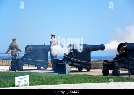 Soldaten schießen Kanonen für die Mittagszeit Waffe in Upper Barrakka Gardens, Valletta, Malta, Europa. Stockfoto